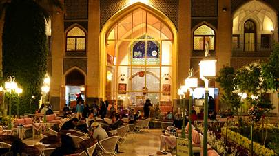 حیاط هتل عباسی اصفهان حیاط هتل عباسی اصفهان